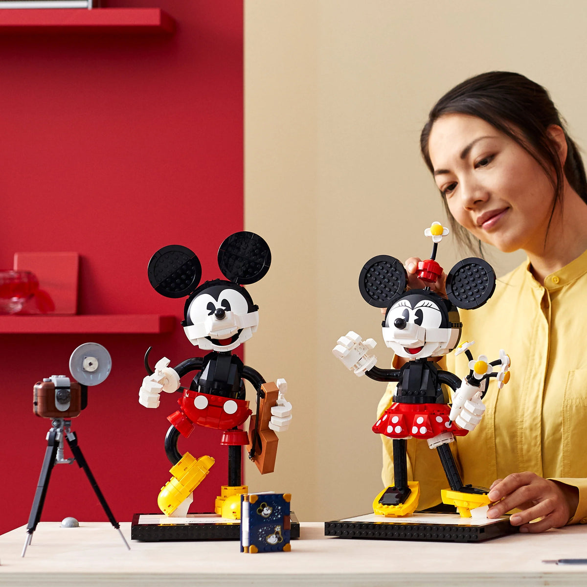 Buildable Characters 1,739 Pieces A42227